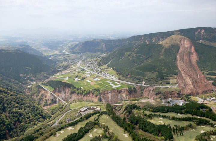 崩れた山肌＝熊本県南阿蘇村、2016年4月16日撮影