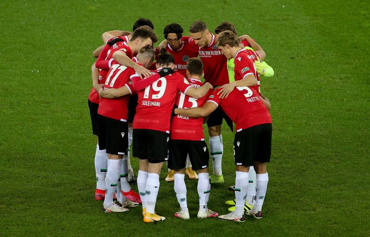 ドイツ・ハノーバーで行われたサッカーDFBカップ2回戦の試合前にハドルを組むハノーファー96の選手たち＝2020年12月23日