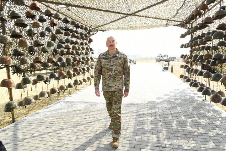 Ο πρόεδρος του Αζερμπαϊτζάν ανάμεσα στα κράνη των νεκρών Αρμενίων στρατιωτών