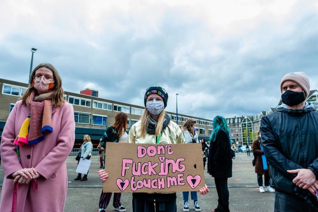 Lors de la manifestation aux Pays-bas, cette jeune fille tient cette pancarte contre les violences faites aux femmes (photo d'illustration)