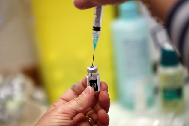 Préparation d'un vaccin Pfizer-BioNtech à Melun, le 26 mars