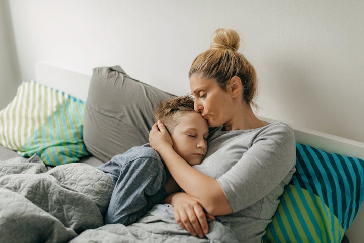 Child sleeping between outlet parents