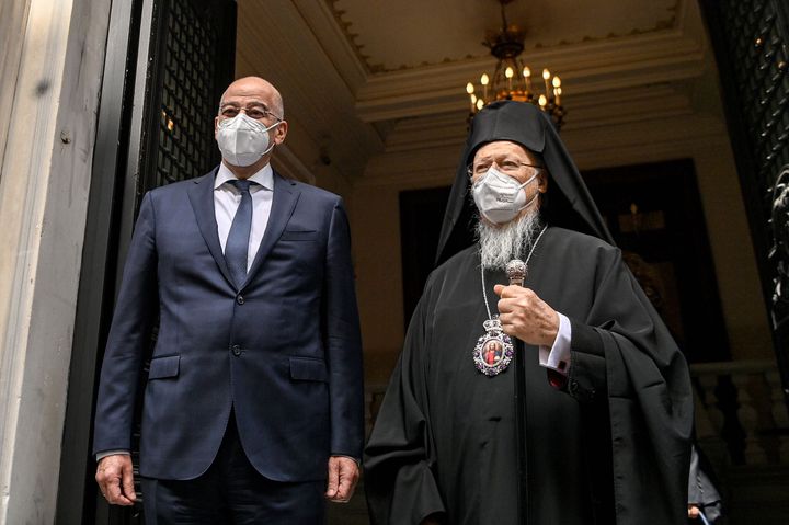14 Απριλίου 2021. Ο υπουργός Εξωτερικών Νίκος Δένδιας με τον Οικουμενικό Πατριάρχη Βαρθολομαίο στο Φανάρι. (Photo by Ozan KOSE / AFP) (Photo by OZAN KOSE/AFP via Getty Images)