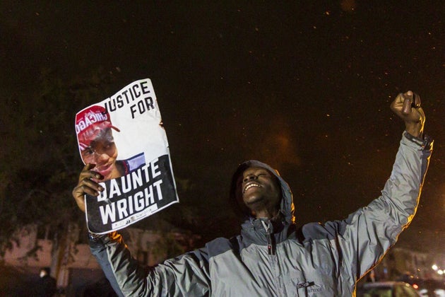 Un manifestant lors d'un rassemblement en hommage à Daunte Wright le 13 avril 2021 à Minneapolis.