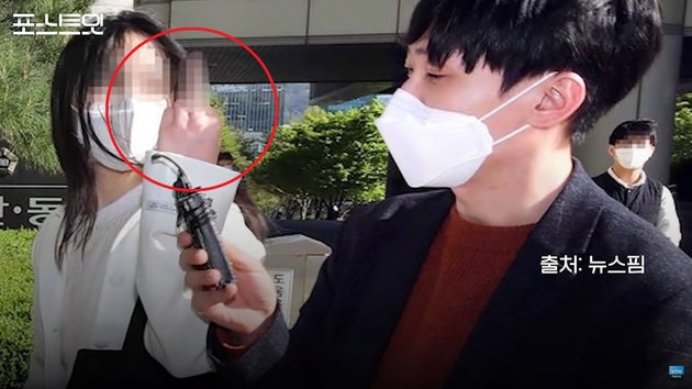 취재진에 대답 대신 손가락 욕을 날린 숙명여고 쌍둥이 자매 동생.