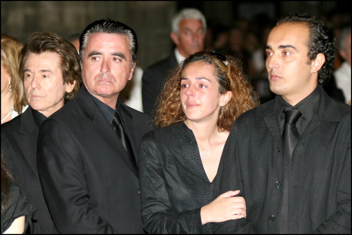 Raphael, José Ortega Cano, Rocío Flores y Fidel Albiac en el entierro de Rocío Jurado.