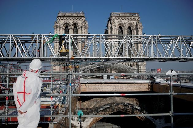 Sur le toit de la cathédrale Notre-Dame de Paris avant une visite du président Macron, deux ans après l'incendie qui a fait s'effondrer la flèche et détruit une grande partie du toit, à Paris le 15 avril 2021. (Photo by BENOIT TESSIER/X07241/AFP via Getty Images)