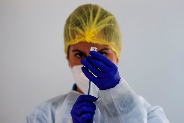 Una trabajadora sanitaria prepara una dosis de la vacuna de Pfizer-BioNTech contra la enfermedad del coronavirus (COVID-19)