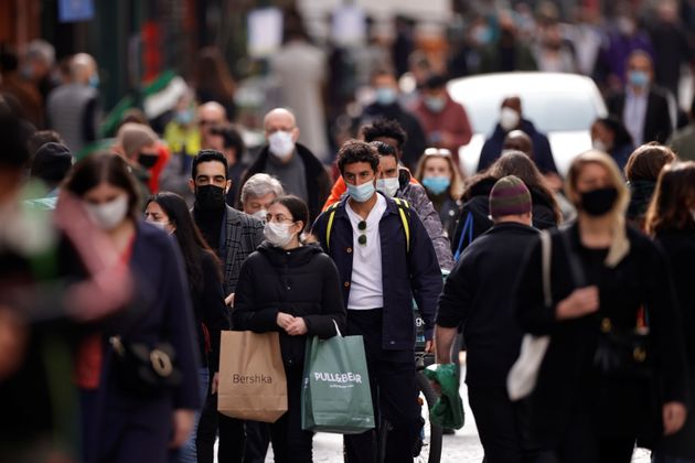 Avec le prochain déconfinement, faut-il craindre un relâchement des gestes barrière et donc une reprise des contaminations au covid-19 ? (photo d'illustration prise dans le IIe arrondissement de Paris en février 2021)