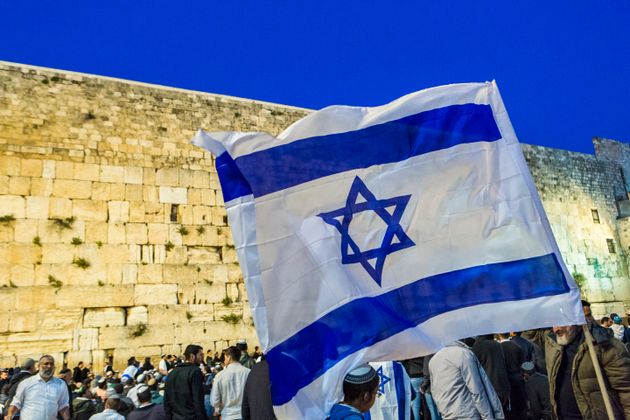 Φωτογραφία αρχείου. Η ισραηλινή σημαία κυματίζει στα Ιεροσόλυμα, μπροστά στο Δυτικό Τείχος (Τείχος των Δακρύων).
