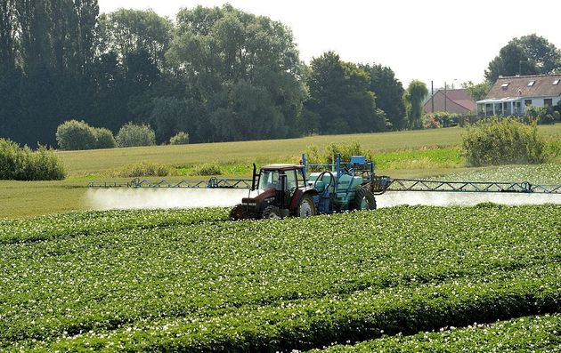 Un agriculteur épand des pesticides sur un champ le 24 juin 2014 à Vimy près de Lens. L'interdiction en France de l'épandage de pesticides dans les zones situées à moins de 200 mètres des lieux publics ne concernait que les écoles, les crèches et les maisons de retraite, d'après une déclaration du ministre de l'Agriculture de l'époque. (Photo DENIS CHARLET/AFP via Getty Images)