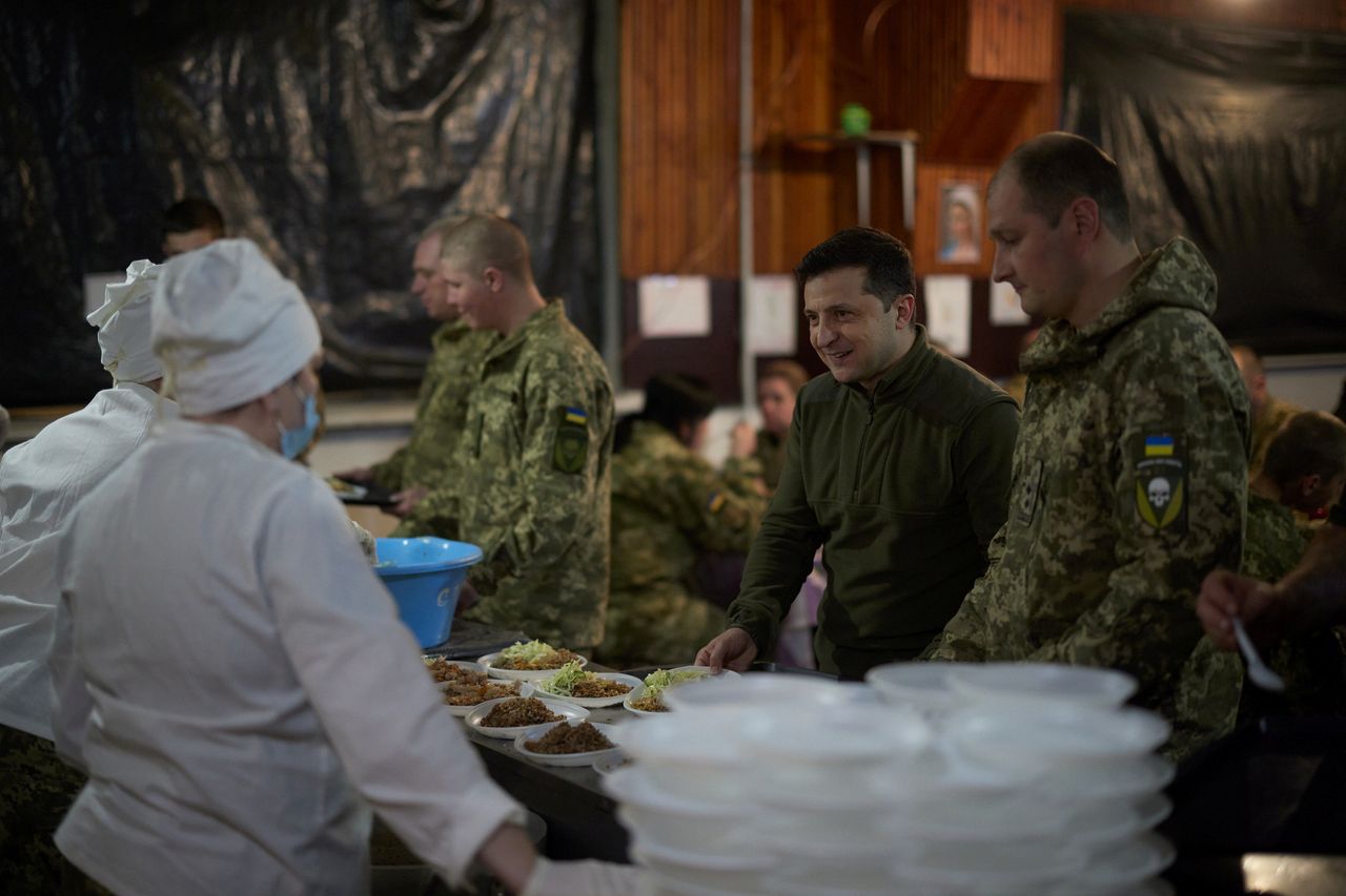 Ο Ζελένσκι για φαγητο με τους στρατιώτες