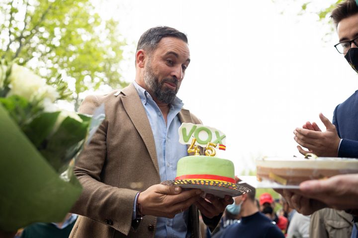 Santiago Abascal, líder de Vox, sosteniendo una tarta de Vox. 