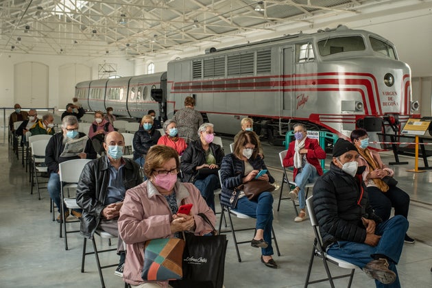 Varias personas esperan a recibir la vacuna contra el covid en el Museo del Ferrocarril de Cataluña,...