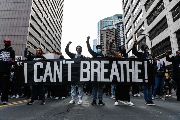 Des manifestants portent une pancarte 