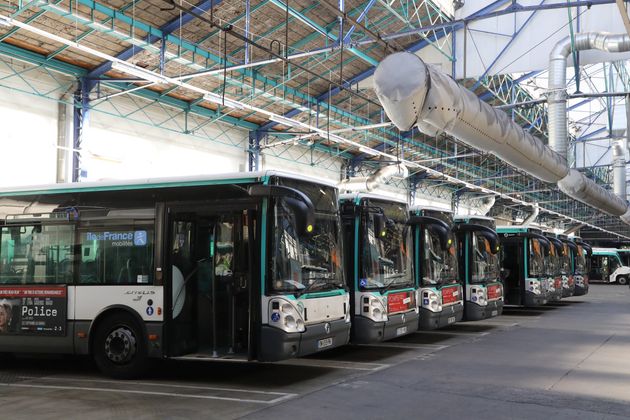 Contre la vente de ticket à bord en plein Covid, les chauffeurs de bus RATP appelés à la grève (photo d'illustration prise le 2 septembre 2020 à Paris - Ludovic MARIN / AFP)