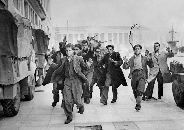 Αθήνα 1944 Ο Β΄Παγκόσμιος Πόλεμος έχει τελειώσει στις 14 Οκτωβρίου οι Βρετανοί έχουν έρθει στην Ελλάδα. Ο εμφύλιος πόλεμος έχει ήδη ξεκινήσει. Στη φωτογραφία βλέπουμε συλλήψεις ανθρώπων που φέρονται να είναι κομμουνιστές. 