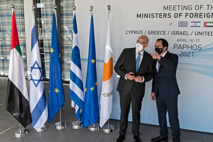 16 Απριλίου 2021 - Ο Έλληνας Υπουργός Εξωτερικών, μια ημέρα μετά την επισκεψή του στην Άγκυρα και την έντονη αντιπαράθεση που είχε με τον Τούρκο ομόλογό του κατά τη διάρκεια της συνέντευξης Τύπου, ο κ. Νίκος Δένδιας μετέβη στην Κύπρο όπου συναντήθηκε με τους υπουργούς Εξωτερικών της Κύπρου, του Ισραήλ και των ΗΑΕ.