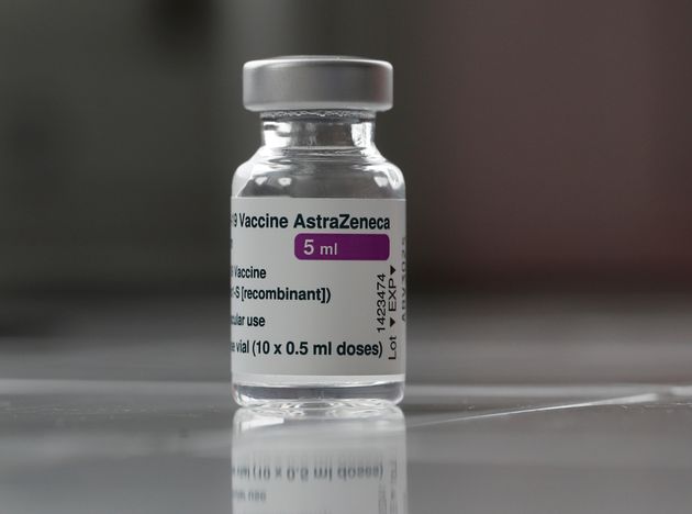 Un flacon de vaccin Astrazeneca contre le Covid-19 à l'hôpital Foch de Suresnes le 8 février 2021