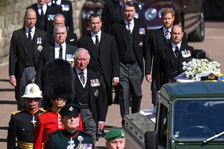 La soledad de Isabel II y el acercamiento entre Guillermo y Harry: así ha sido el funeral de Felipe de Edimburgo | El HuffPost Life