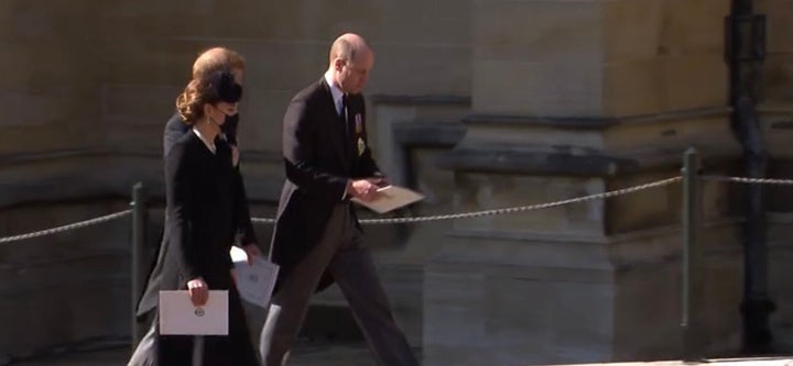 Kate, Harry y Guillermo, hablando tras el funeral.