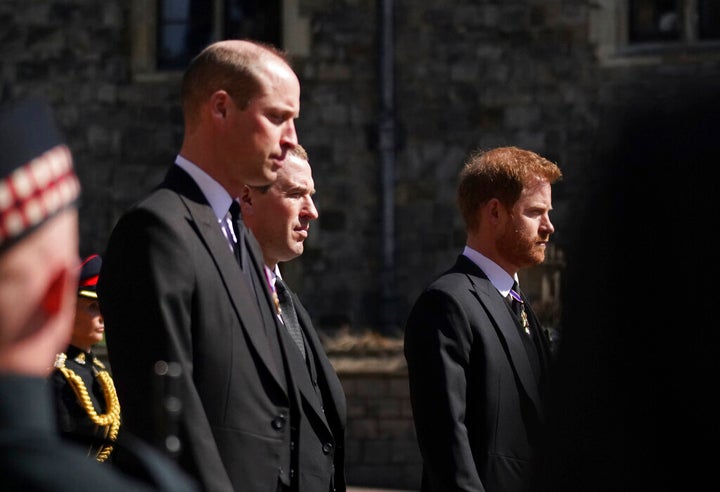 Guillermo y Harry, separados por su primo Peter Philips en el cortejo fúnebre.