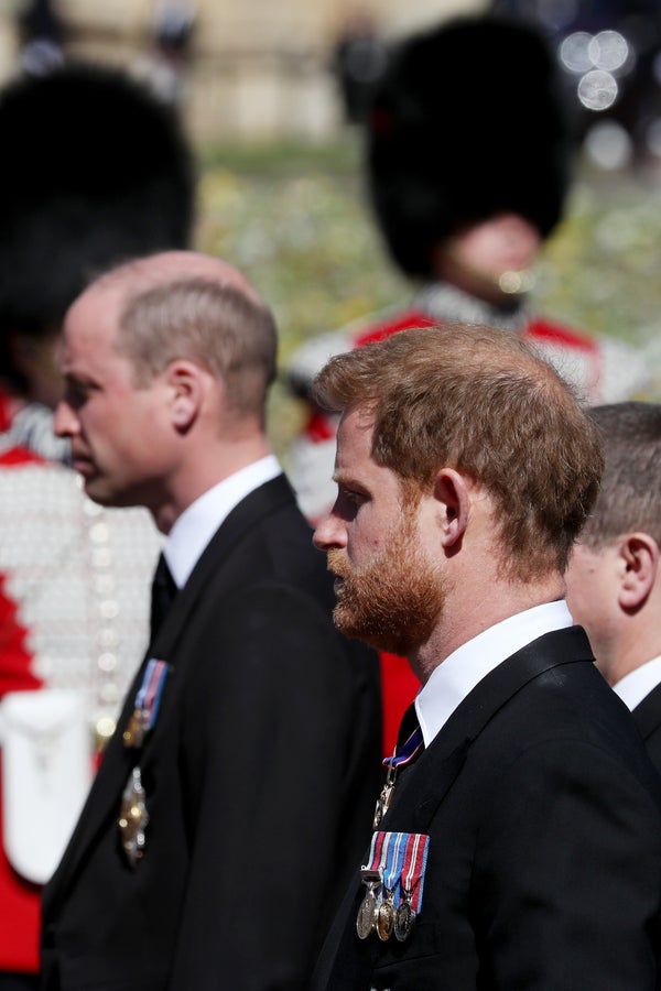 Les princes William (à gauche) et Harry marchent dans la procession.