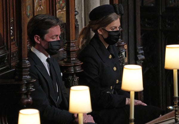 La princesse Béatrice d'York (à droite) et son mari, Edoardo Mapelli Mozzi, à la chapelle St George.