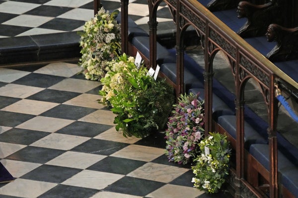 Des couronnes de membres de la famille royale reposent sur les bancs pendant les funérailles.