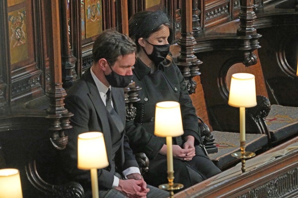 La princesse Eugénie d'York et Jack Brooksbank représentés sur les bancs.