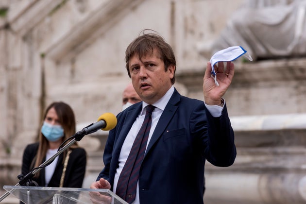 È presto per non usare le mascherine al chiuso È presto per non usare le mascherine al chiuso