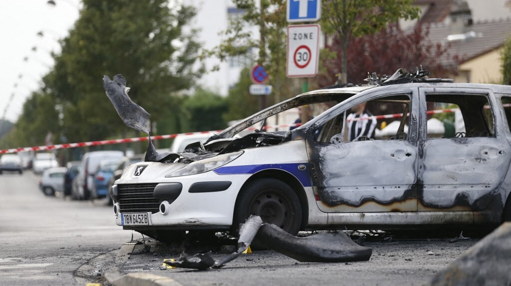 Policiers brûlés: le maire de Viry-Châtillon scandalisé par le verdict