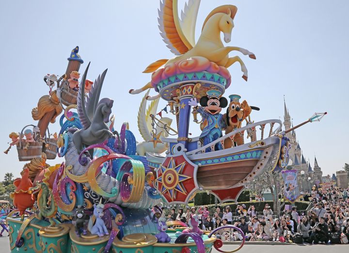 東京ディズニーランドの昼のパレード「ドリーミング・アップ！」（※撮影は2018年4月10日。来園者の集客や演出方法などは現在の状況とは異なります）