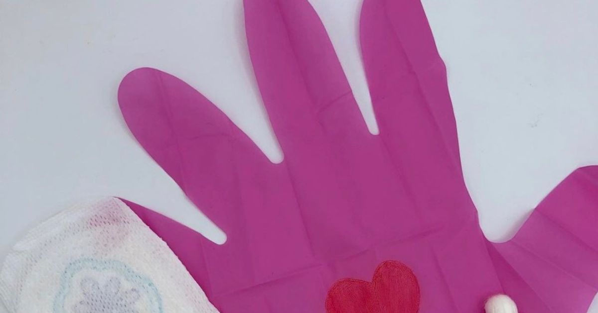 生理用品を捨てるピンクの手袋に、女性たちが反論。「全く必要ない製品」