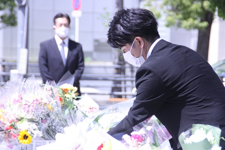 池袋暴走事故の遺族 だれにも被害者や加害者になってほしくない 献花台は花束で埋まった ハフポスト News 池袋暴走事故の遺族 だれにも被害者や加害者になってほしくない 献花台は花束で埋まった ハフポスト News