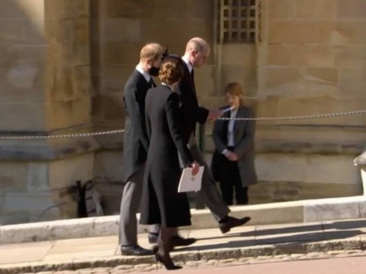 Guillermo, Harry y Kate paseando tras el funeral del duque de Edimburgo.