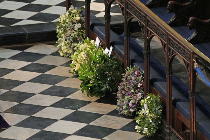 Coronas de flores de los miembros de la familia real británica.