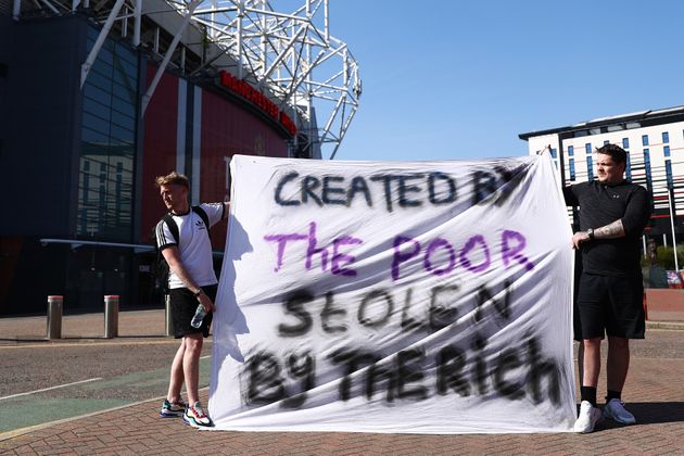 <strong>Football fans opposing the European Super League outside Old Trafford in Manchester.</strong>” data-caption=”<strong>Football fans opposing the European Super League outside Old Trafford in Manchester.</strong>” data-rich-caption=”<strong>Football fans opposing the European Super League outside Old Trafford in Manchester.</strong>” data-credit=”Tim Markland – PA Images via Getty Images” data-credit-link-back=”” /></p>
<div class=