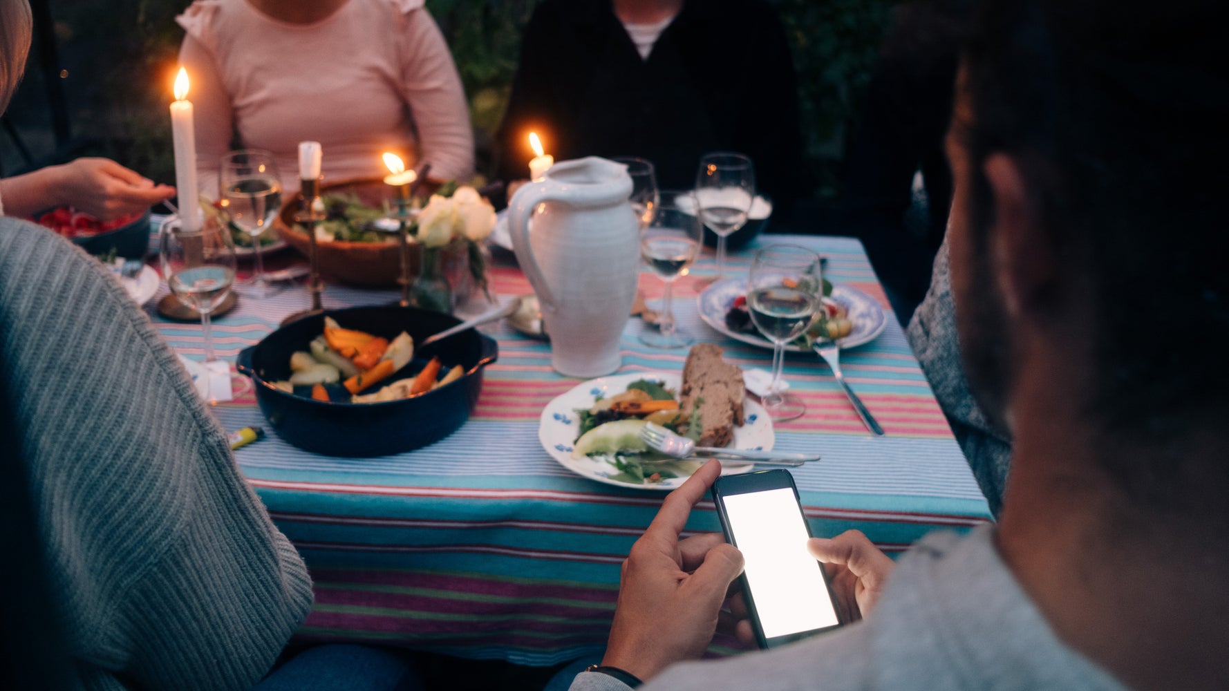 How To Talk To Someone Who Won't Put Their Phone Down - Vimarsana News