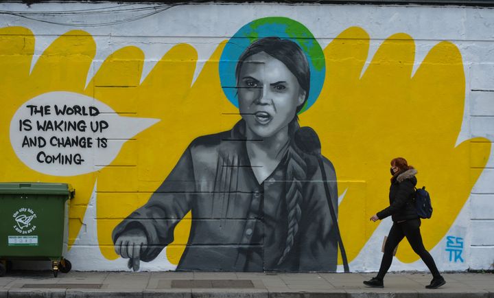 Μάρτιος 2021 - Γκράφιτι στην Ιρλανδία με την Greta Thunberg "Ο κόσμος αφυπνίζεται και η αλλαγή έρχεται"