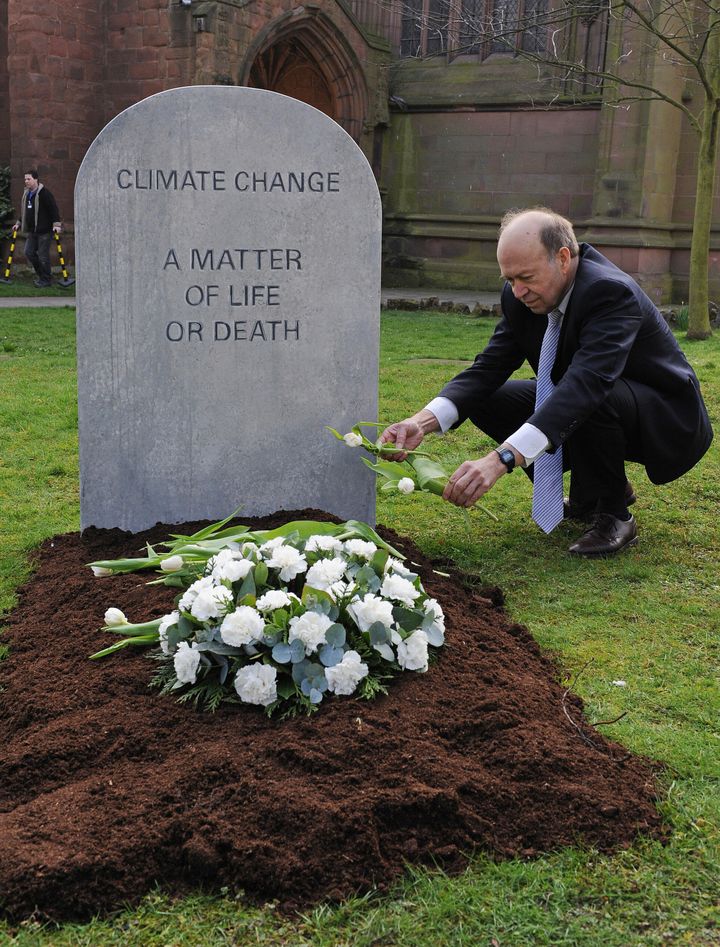 2009 - Ο James Hansen σε μια κινητοποίηση για το κλίμα. Στο μνήμα αναγράφεται «Κλιματική αλλαγή - Ζήτημα ζωής ή θανάτου».