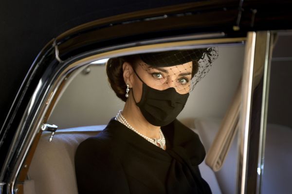 La duchesse de Cambridge arrive, masque sur, pour les funérailles.