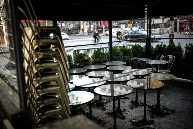 S'ils obtiennent le droit de rouvrir les terrasses mi-mai, les bars et restaurants français ne sont pas pour autant tirés d'affaire, tant la réouverture s'annonce complexe (photo d'illustration prise en novembre 2020 à Paris).