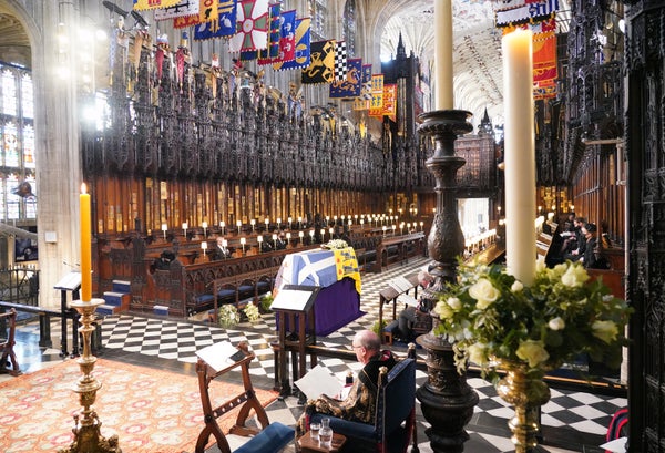 Une vue générale en tant que membres de la famille royale assistent aux funérailles à la chapelle Saint-George.