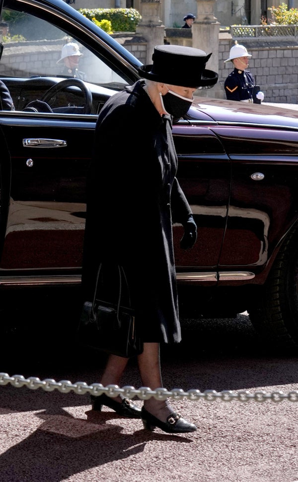 La reine Elizabeth entrant dans la chapelle.