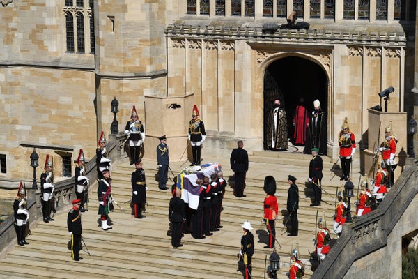 Le cercueil du duc d'Édimbourg, recouvert de son étendard personnel, arrive à la Chapelle St George porté par un être