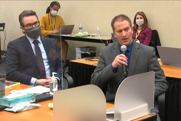 El abogado Eric Nelson, a la izquierda, y el ex policía de Minneapolis Derek Chauvin.
