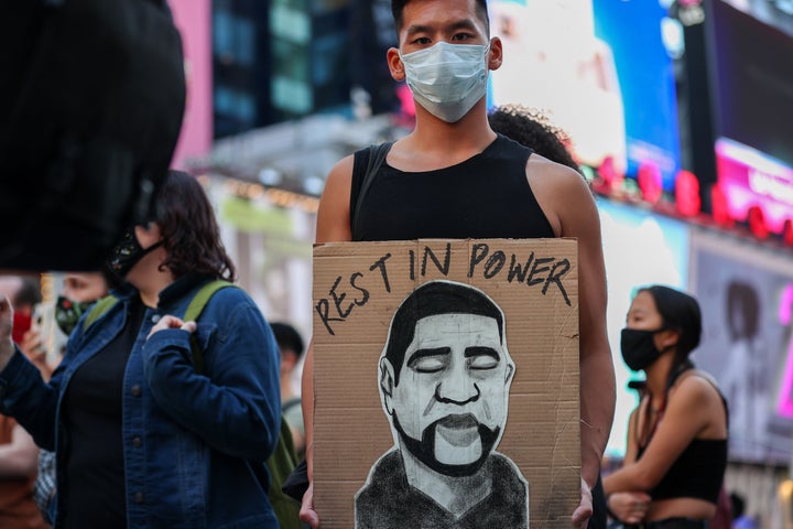 デレク・ショーヴィン被告の有罪評決が言い渡された後、タイムズスクエアに集まったBLM(ブラックライヴズマター)運動の参加者たち