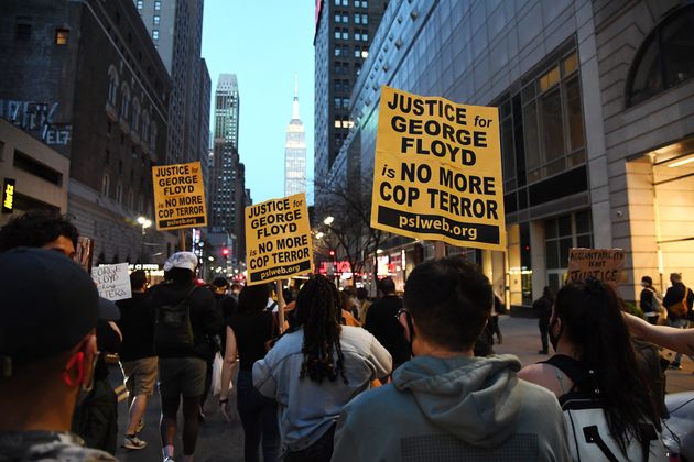 La condamnation de Derek Chauvin saluée de la NBA à Hollywood (Photo: une foule s'est rassemblée à New-York pour fêter le verdict de condamnation de Derek Chauvin pour le meurtre de George Floyd le 20 avril aux États-Unis par Kevin Mazur/Getty Images)