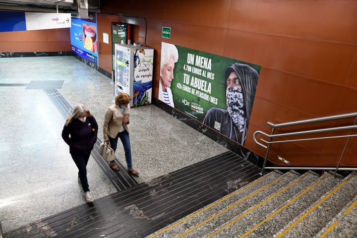 El cartel racista de Vox, en la estación de Puerta del Sol de Madrid.